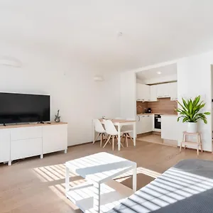 Apartment Immersed Into Vienna's Life And Yet A Retreat, Minimum 30 Nights, Wien